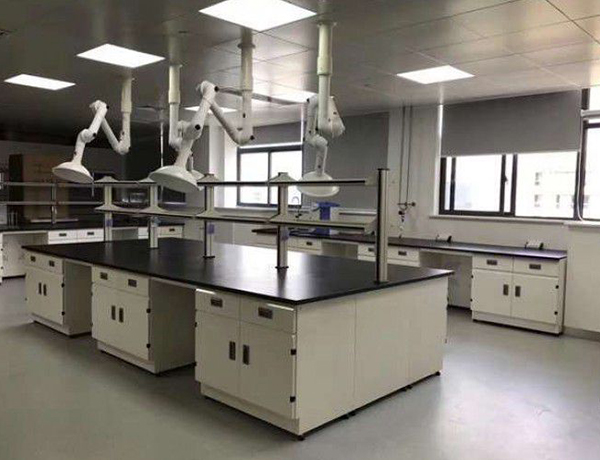 Bänkskiva av kemikaliebeständig skiva