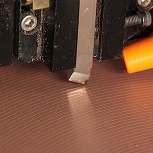 Korrigeringsanordning för höftplatta